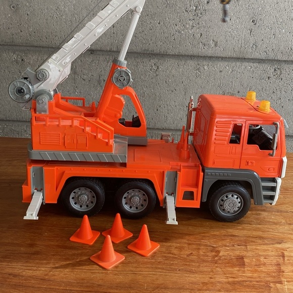Large Crane Truck - Picture 4 of 15